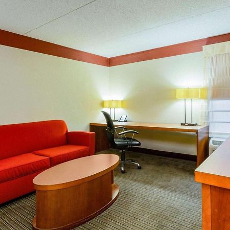 Clt Airport Inn & Suites Шарлотт Экстерьер фото