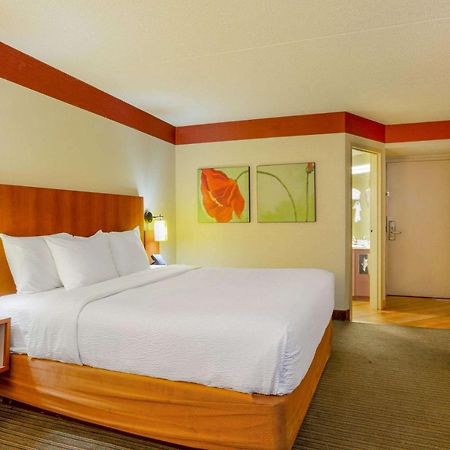 Clt Airport Inn & Suites Шарлотт Экстерьер фото