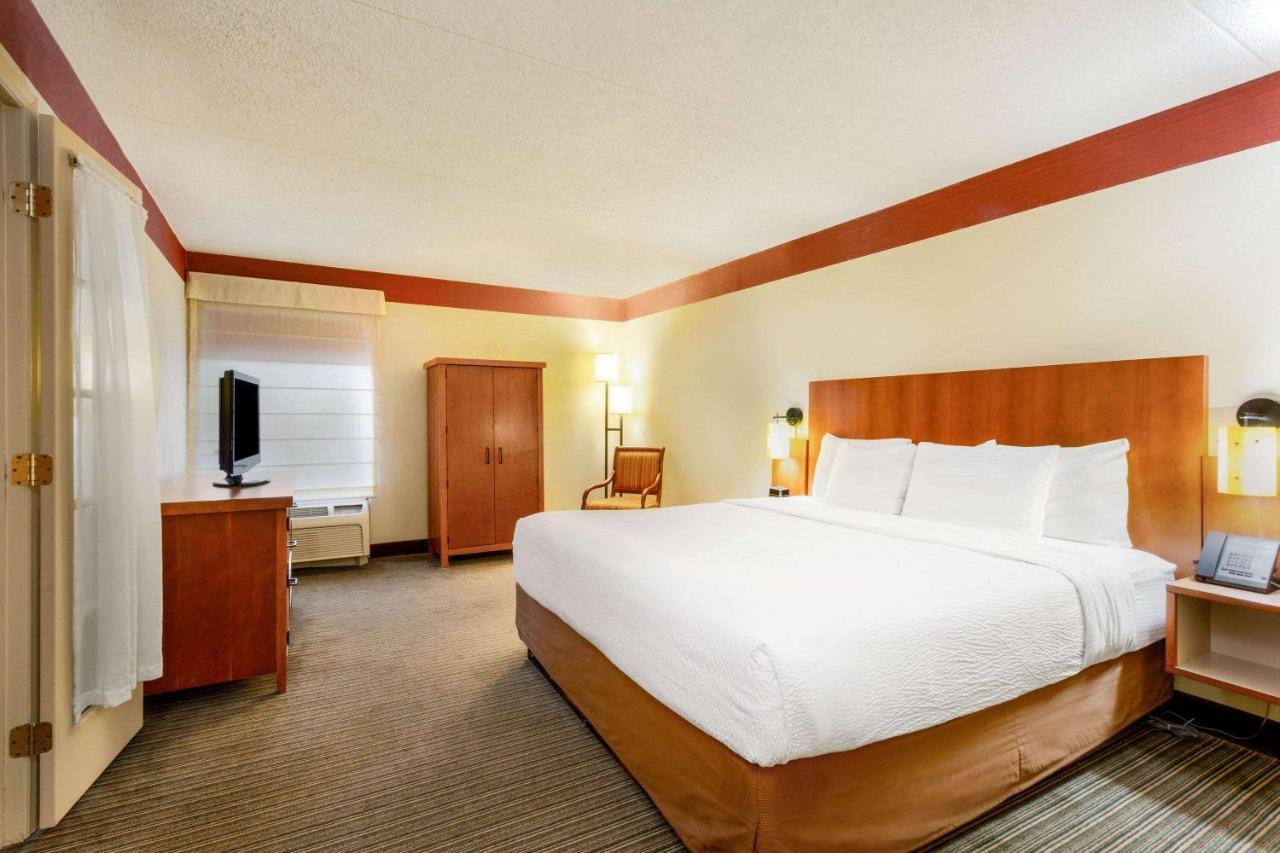 Clt Airport Inn & Suites Шарлотт Экстерьер фото