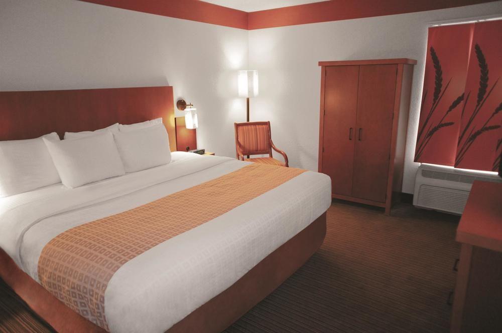 Clt Airport Inn & Suites Шарлотт Экстерьер фото
