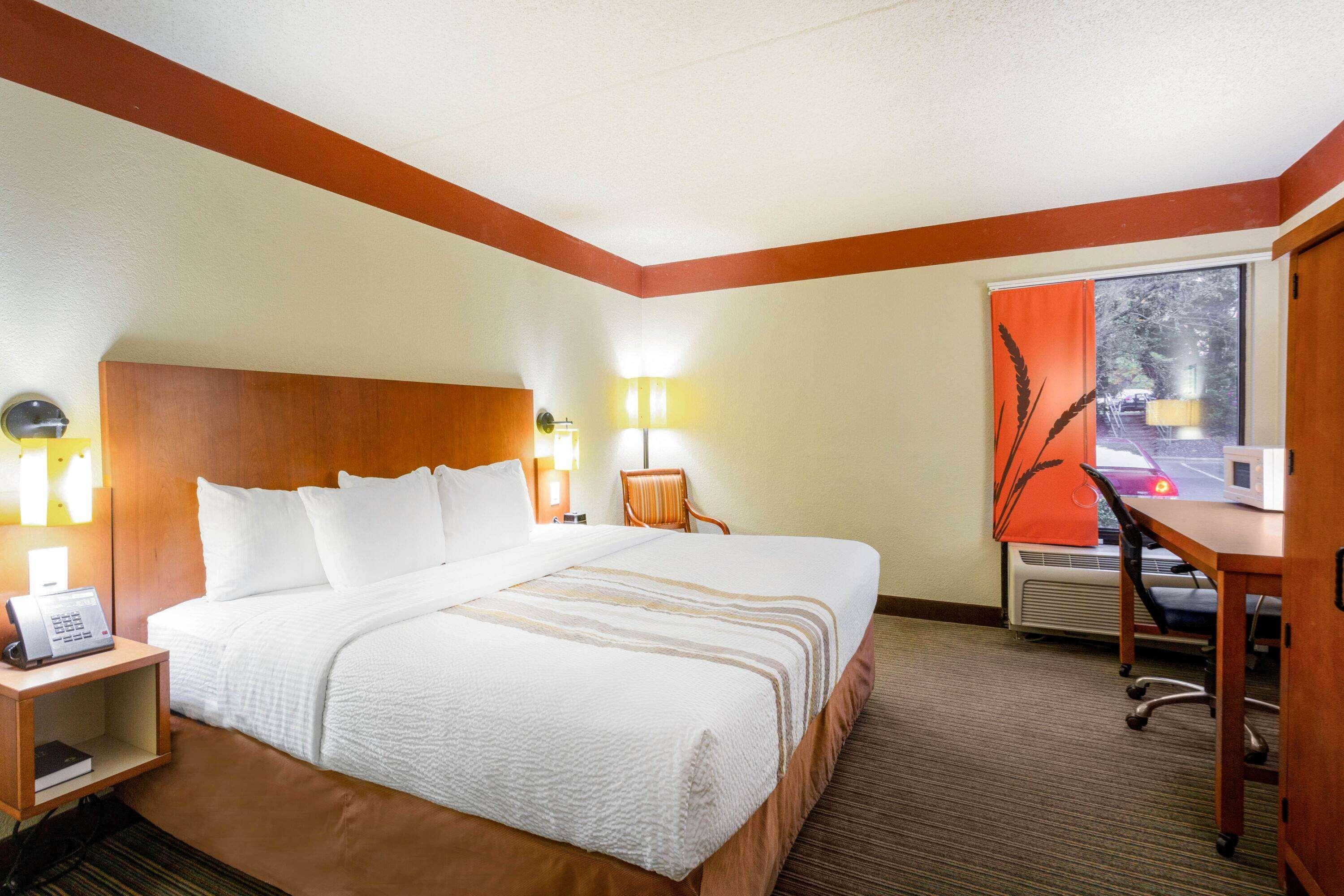 Clt Airport Inn & Suites Шарлотт Экстерьер фото