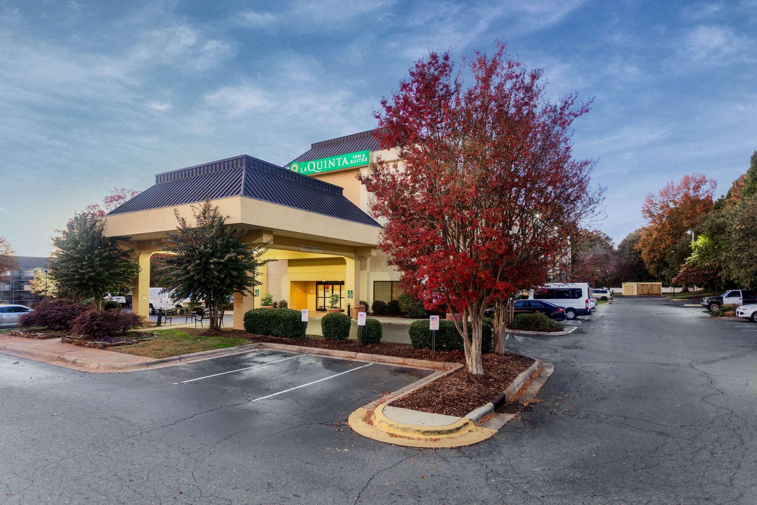 Clt Airport Inn & Suites Шарлотт Экстерьер фото