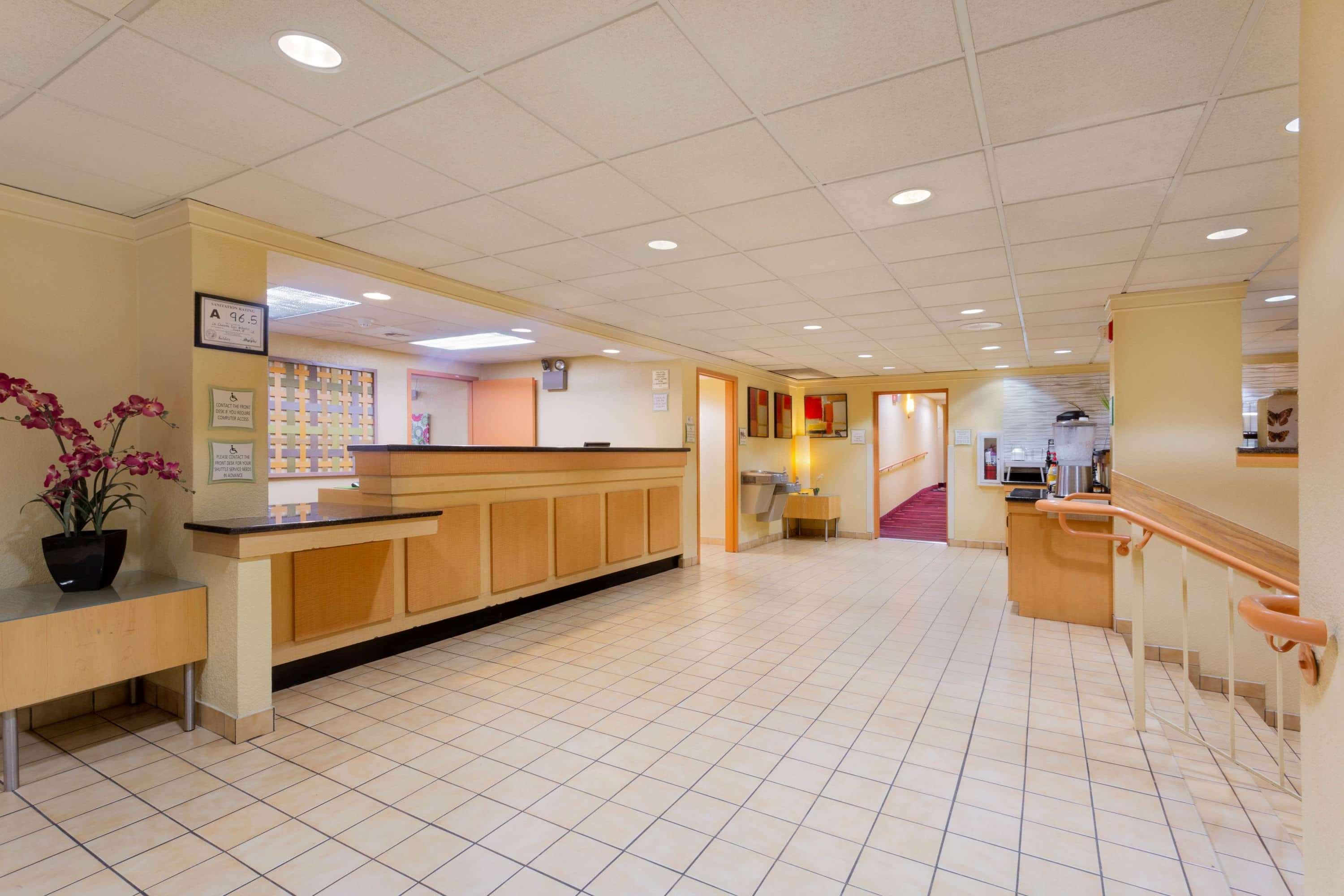 Clt Airport Inn & Suites Шарлотт Экстерьер фото