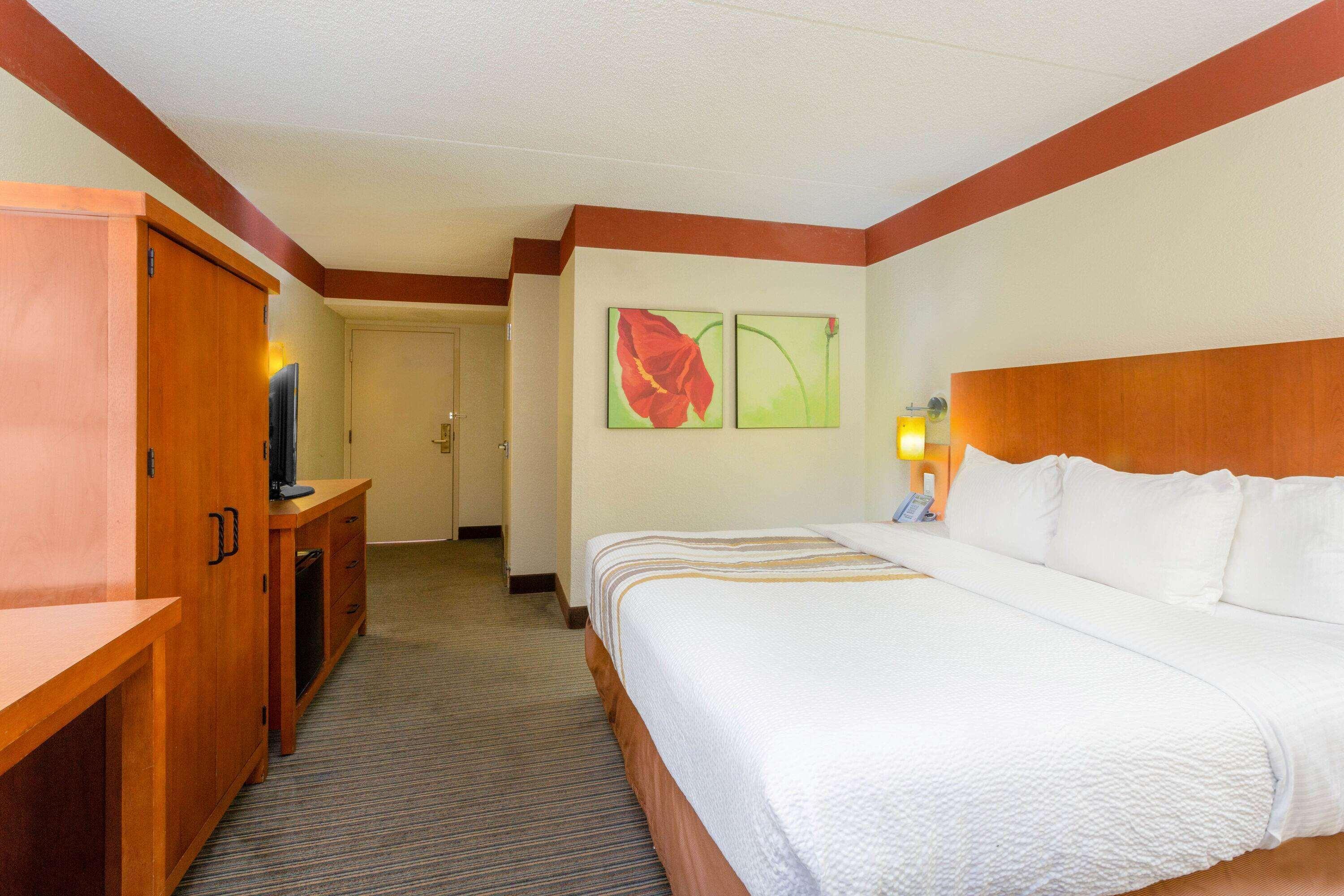 Clt Airport Inn & Suites Шарлотт Экстерьер фото
