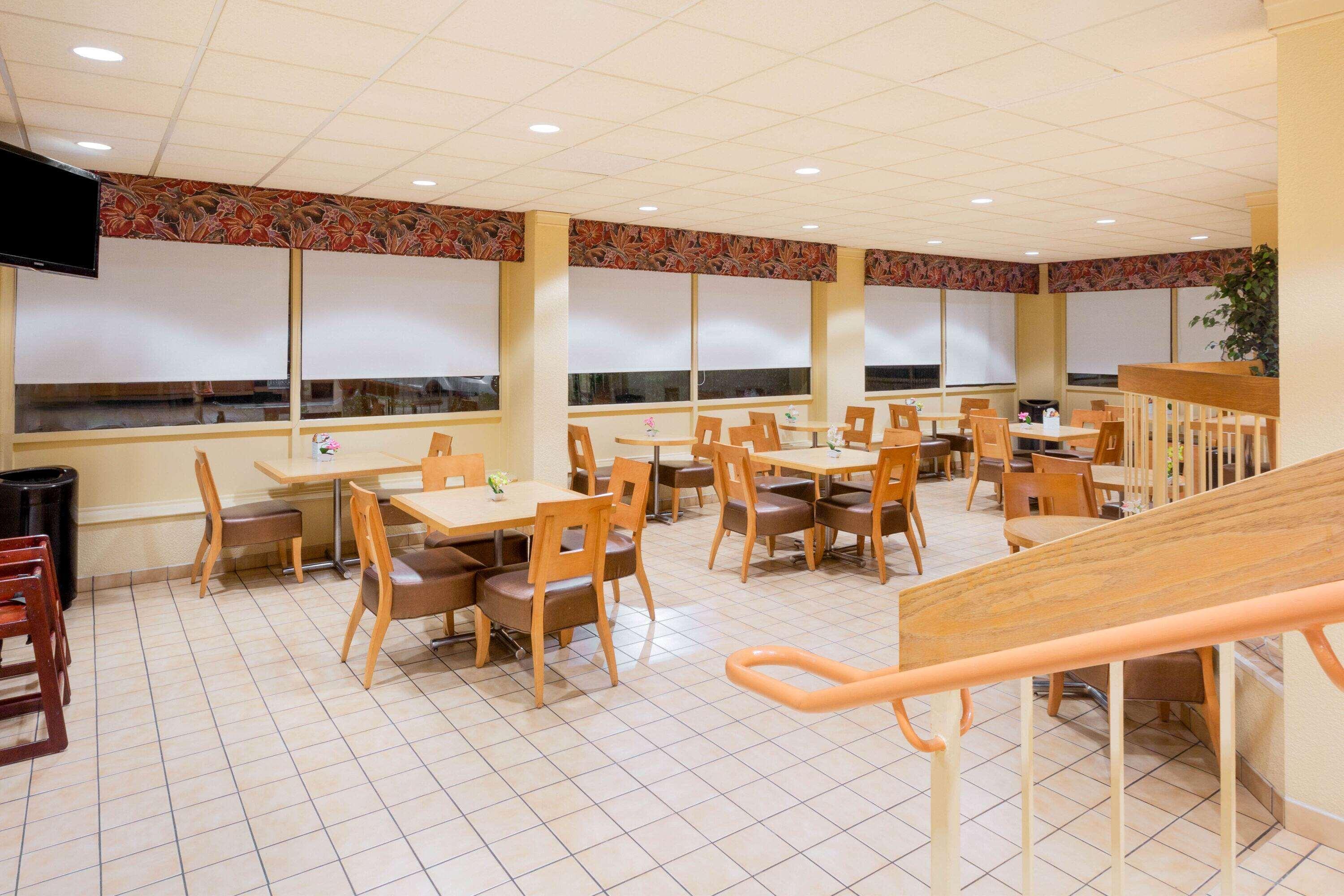 Clt Airport Inn & Suites Шарлотт Экстерьер фото