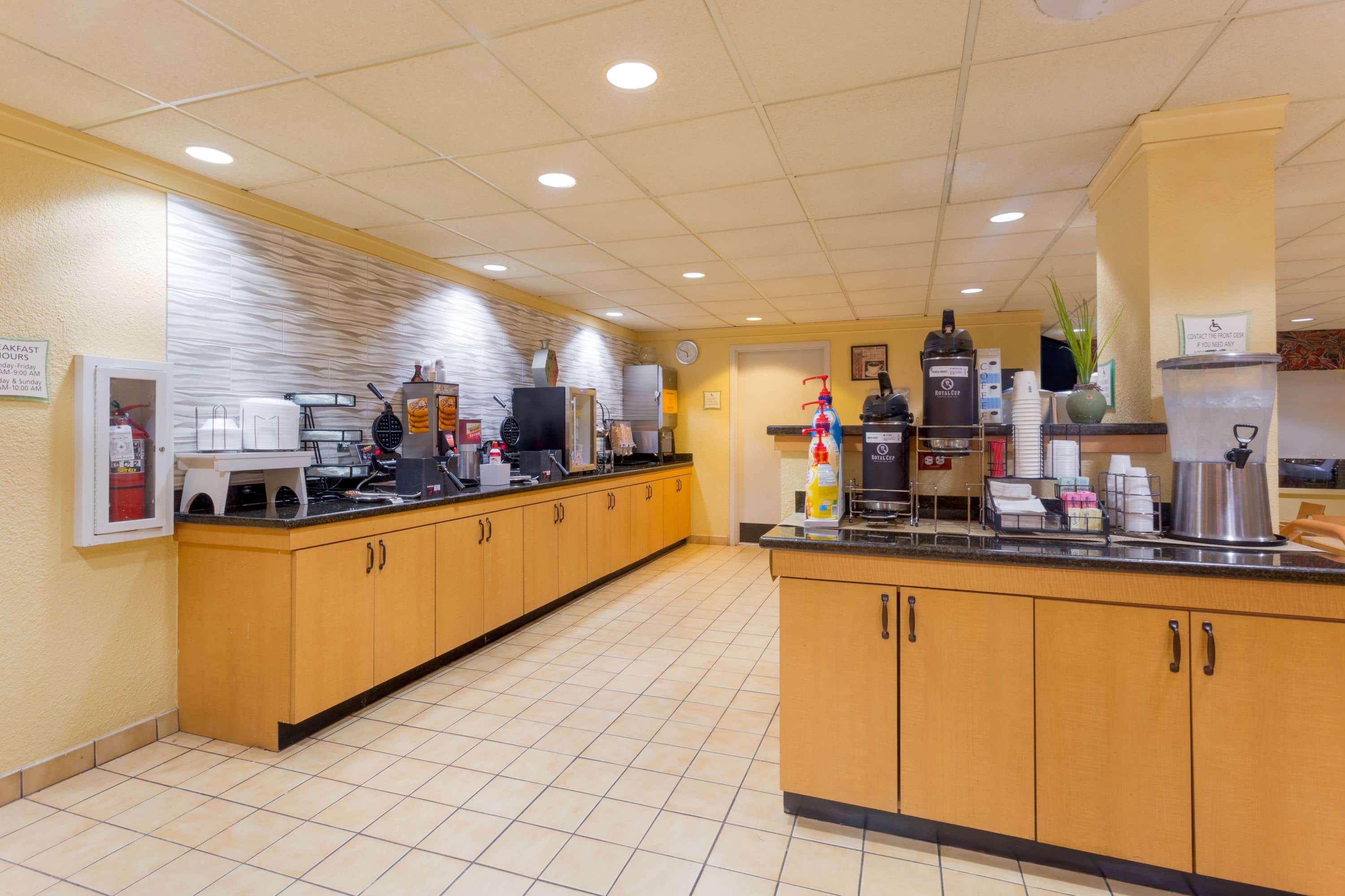 Clt Airport Inn & Suites Шарлотт Экстерьер фото