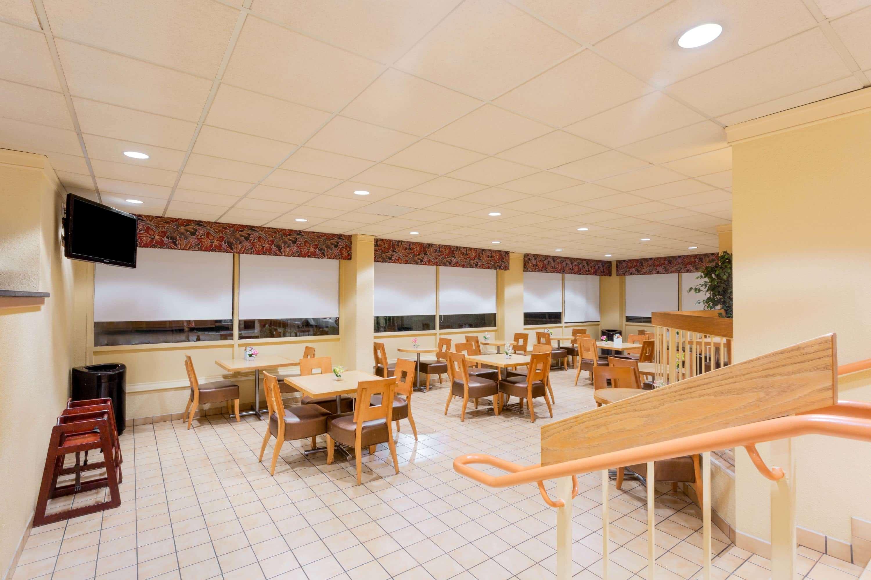 Clt Airport Inn & Suites Шарлотт Экстерьер фото