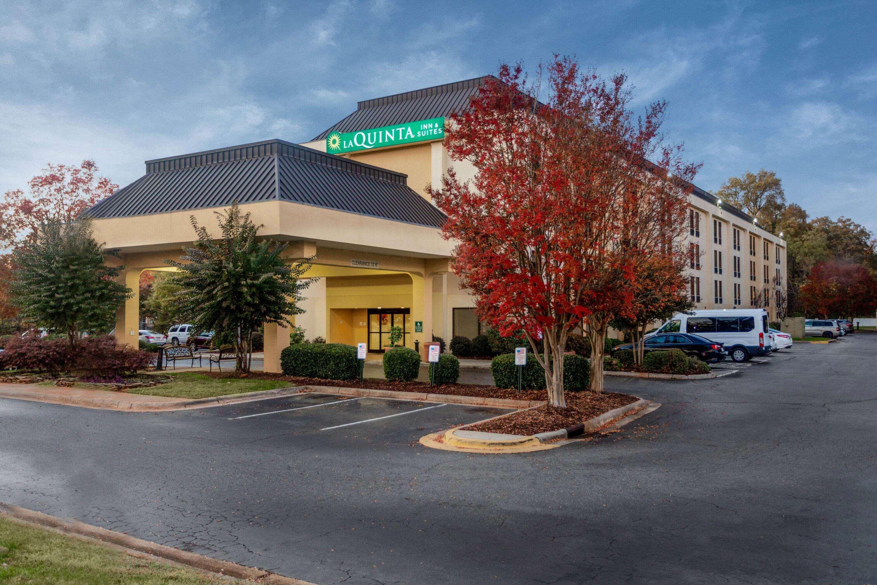 Clt Airport Inn & Suites Шарлотт Экстерьер фото