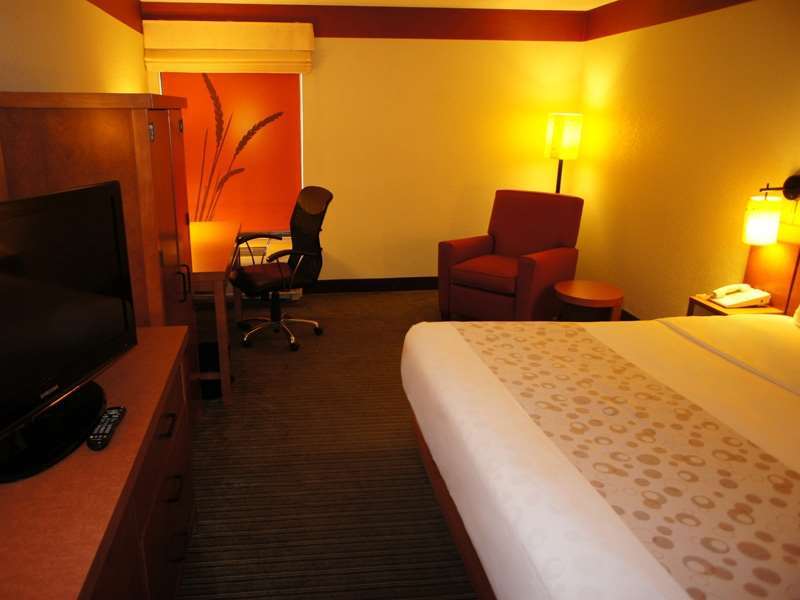 Clt Airport Inn & Suites Шарлотт Номер фото
