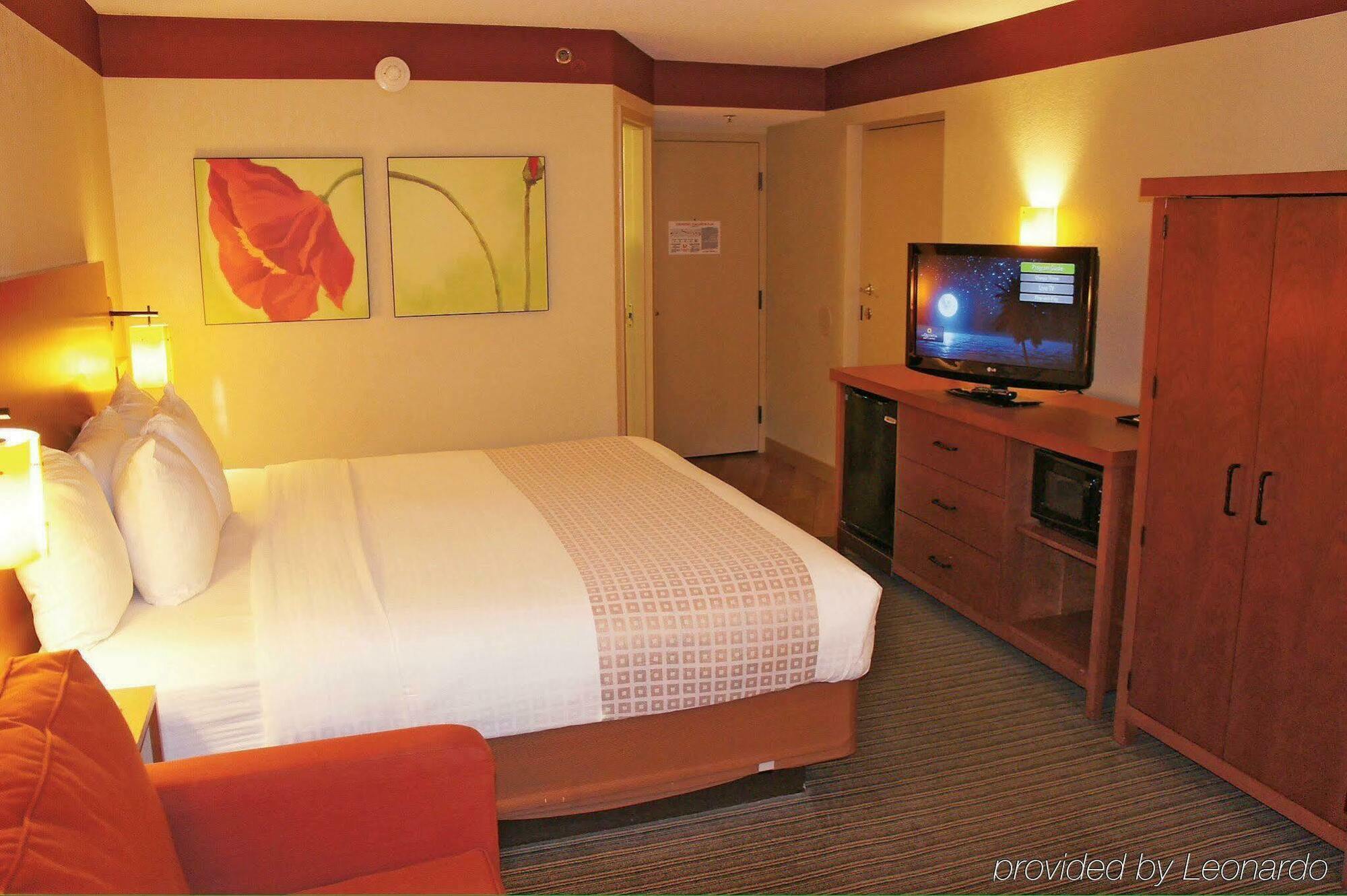 Clt Airport Inn & Suites Шарлотт Экстерьер фото