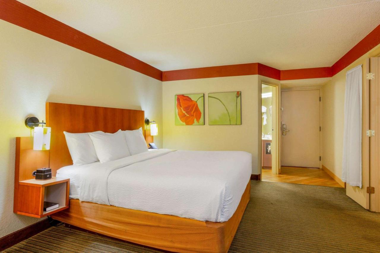 Clt Airport Inn & Suites Шарлотт Экстерьер фото